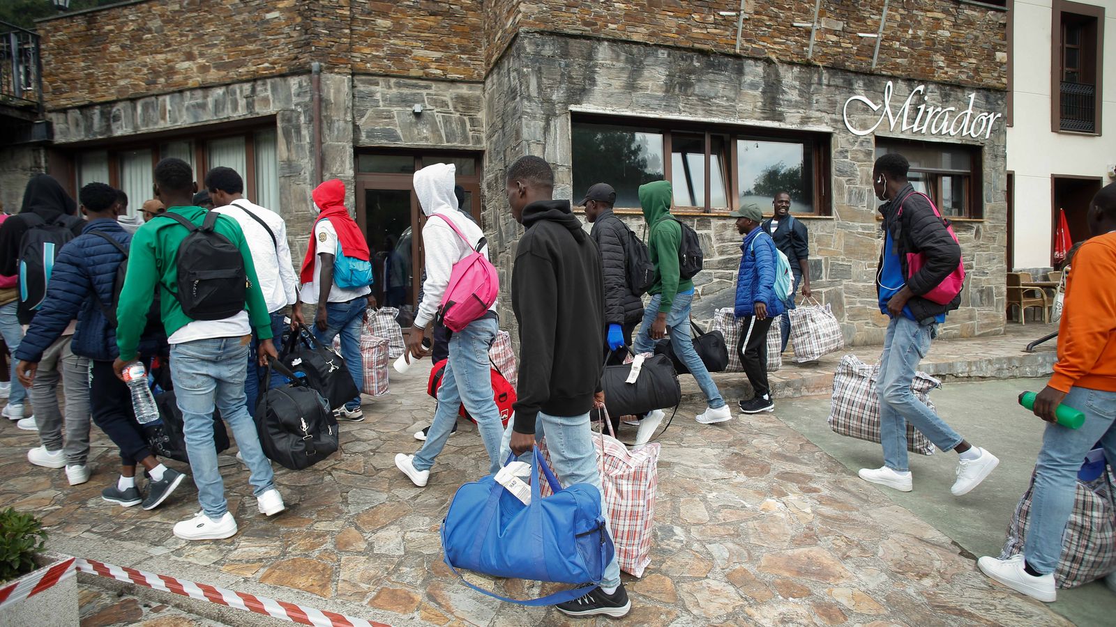 Migrants arriben el passat 9 de setembre a un hotel a Ribeira de Piquín, a Lugo
