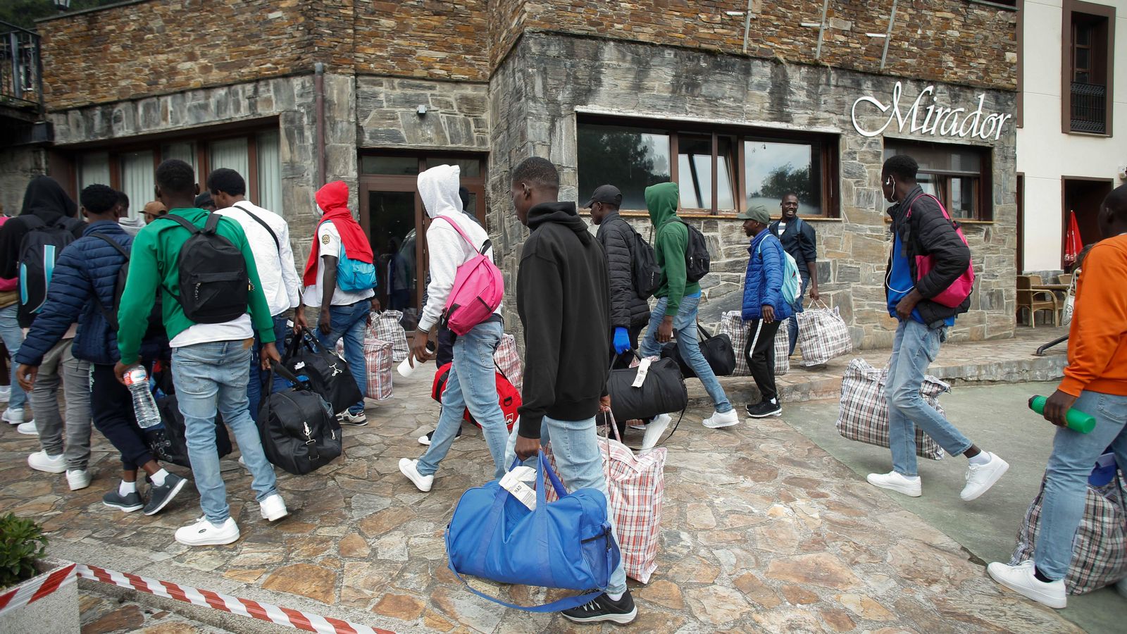Arribada de migrants el 9 de setembre a un hotel de Ribeira de Piquín, a Lugo Migrants arriben el passat 9 de setembre a un hotel a Ribeira de Piquín, a Lugo