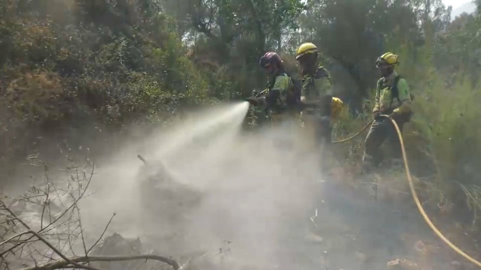 Treballs d'extinció que evolucionen bé, però l'incendi encara no està establitzat