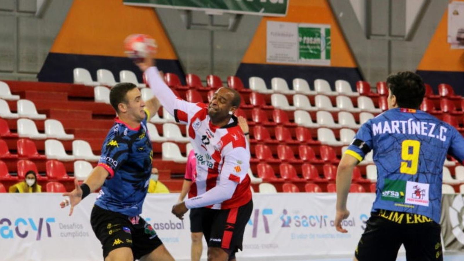 Els jugadors del Fertiberia defenen l'atac dels càntabres