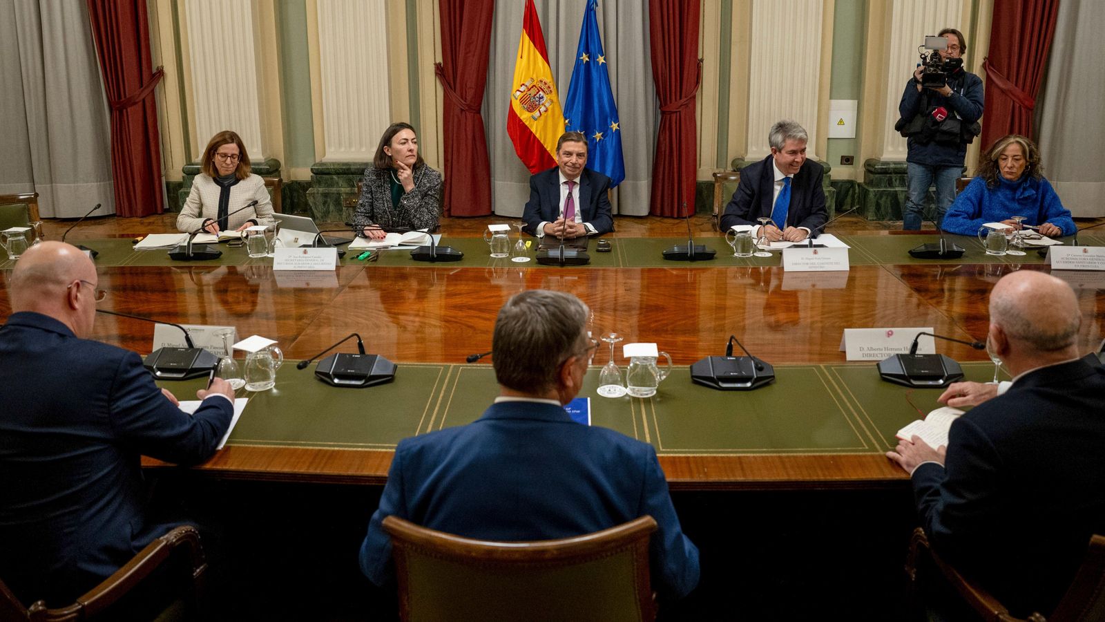 El ministre d'Agricultura, Pesca i Alimentació, Luis Planas, en la reunió amb representants del sector porcí, este dilluns a Madrid