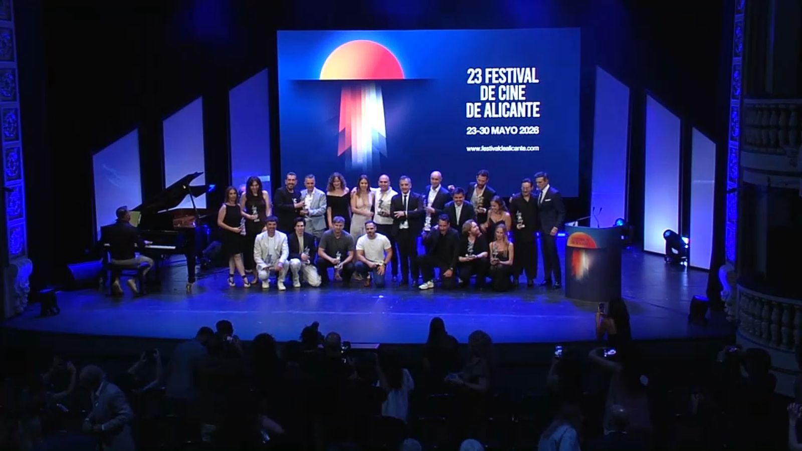 Guardonats en la foto final de la gala de clausura