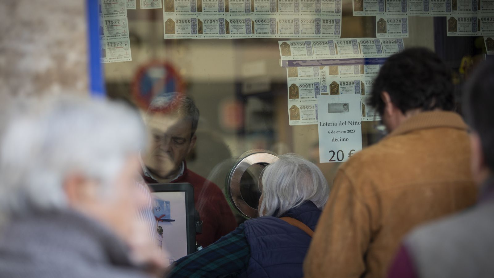 Divereses persones compren loteria per al sorteig de Reis