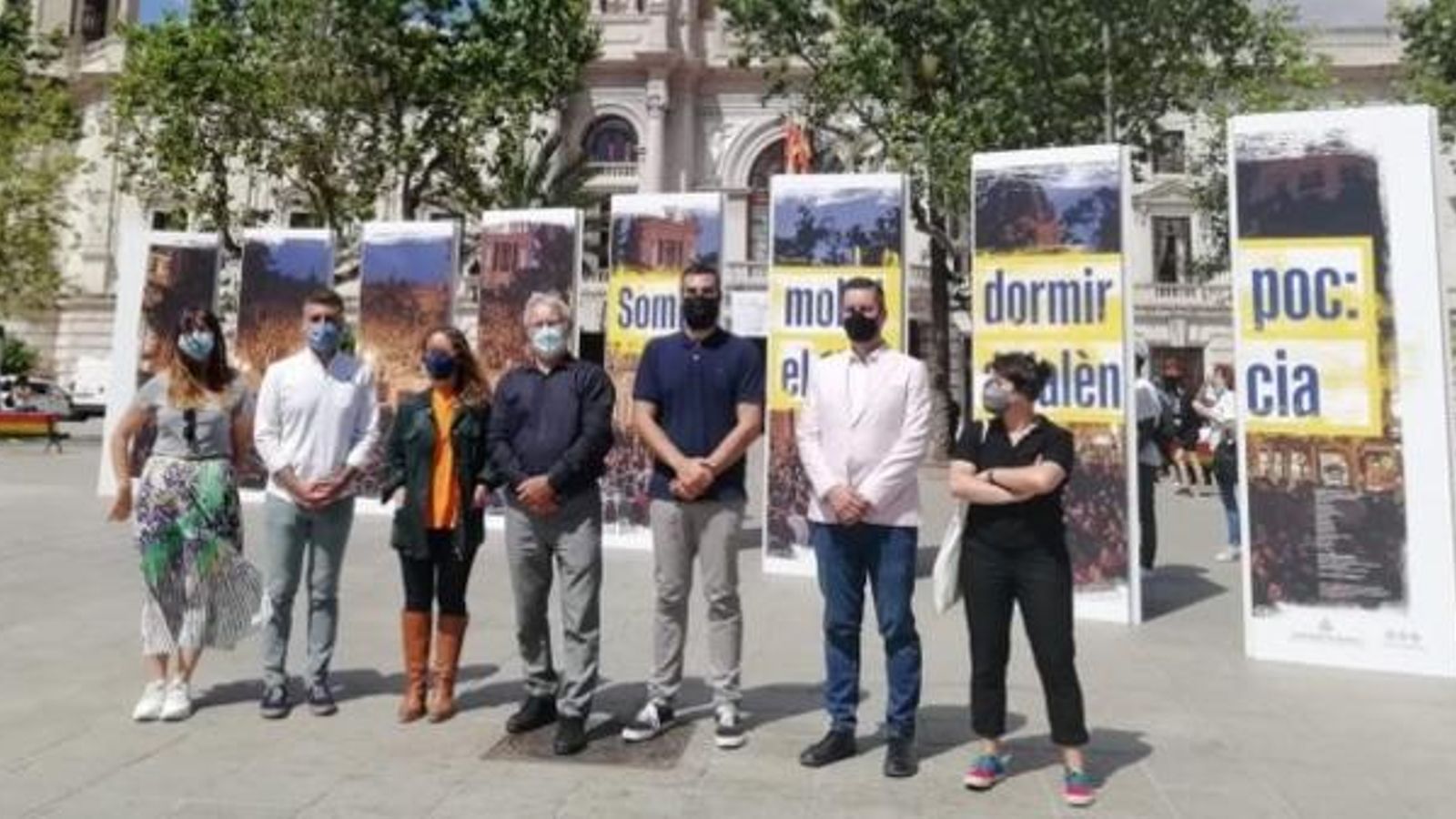 L'alcalde de València, Joan Ribó, posa l'equip de govern municipal al costat de l'exposició fotogràfica