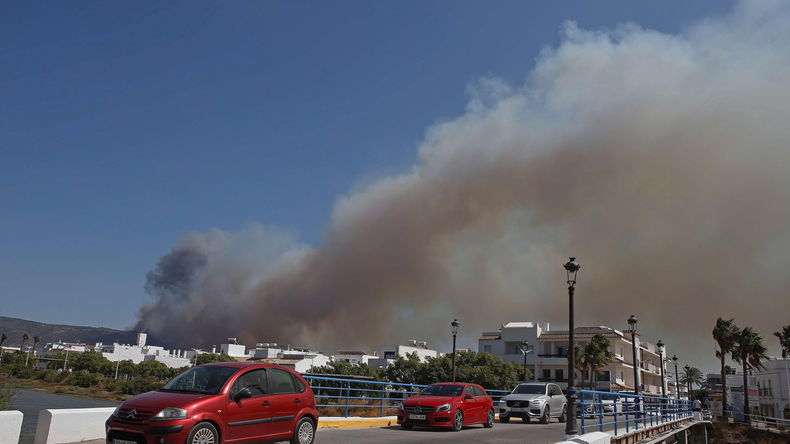 L'incendi a Tarifa ha obligat a desallotjar més de 2.000 persones