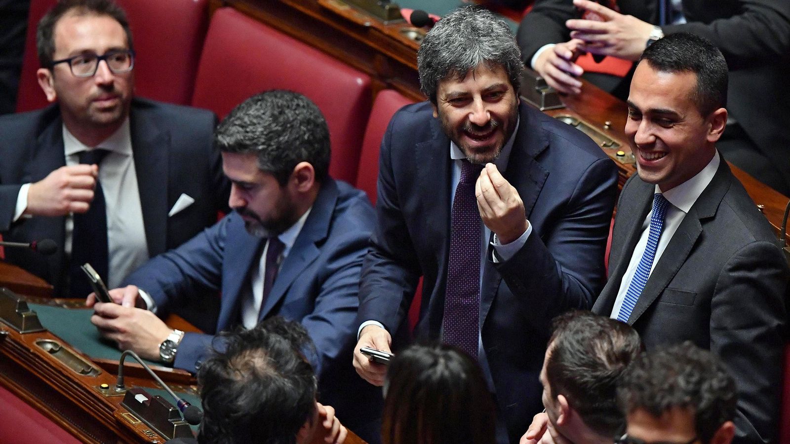 Roberto Fico i Luigi Di Maio, del Moviment 5 Estreles, durant la votació per a triar el president de la Càmera de Diputats italiana