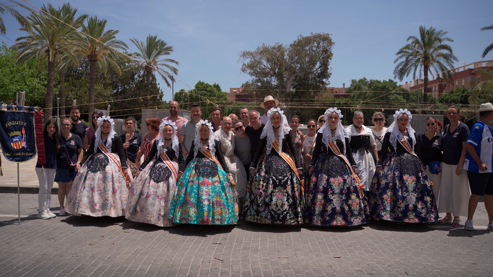 El programa es traslladarà al cor de la festa les Fogueres de Sant Joan d'Alacant per a seguir de prop els preparatius de la mascletà i tots els actes programats