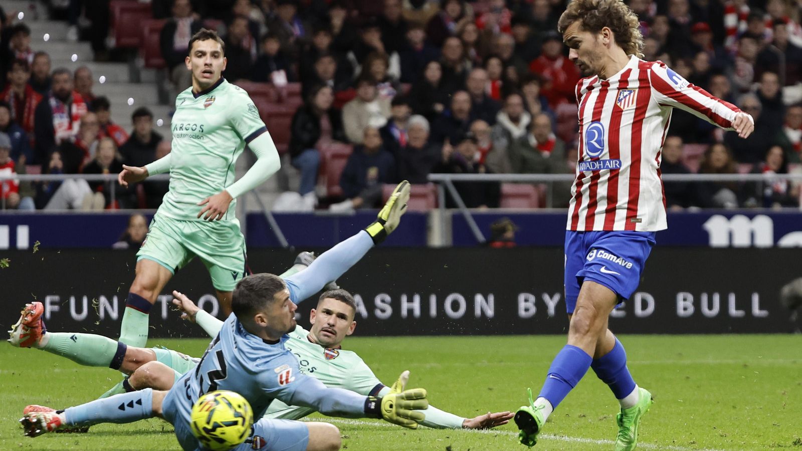 Griezmann supera Ryan per a marcar el tercer gol de l'Atlètic de Madrid