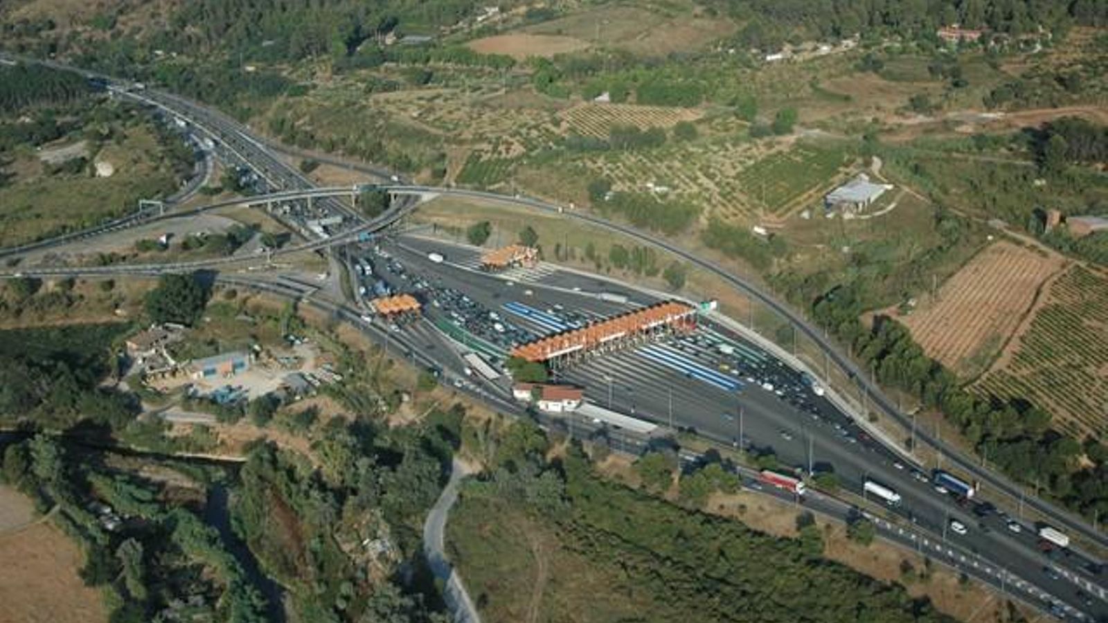 Imatge aèrea d'un peatge de l'AP-7 Imatge aèrea d'un peatge de l'AP-7