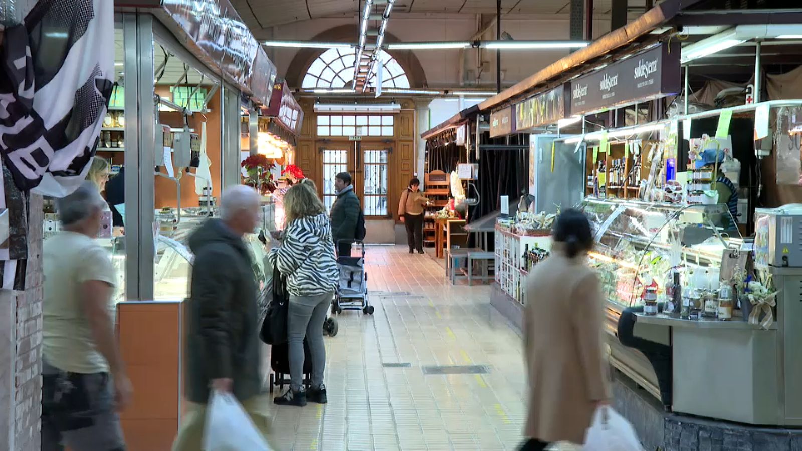 Clients en el Mercat Central de Castelló este divendres