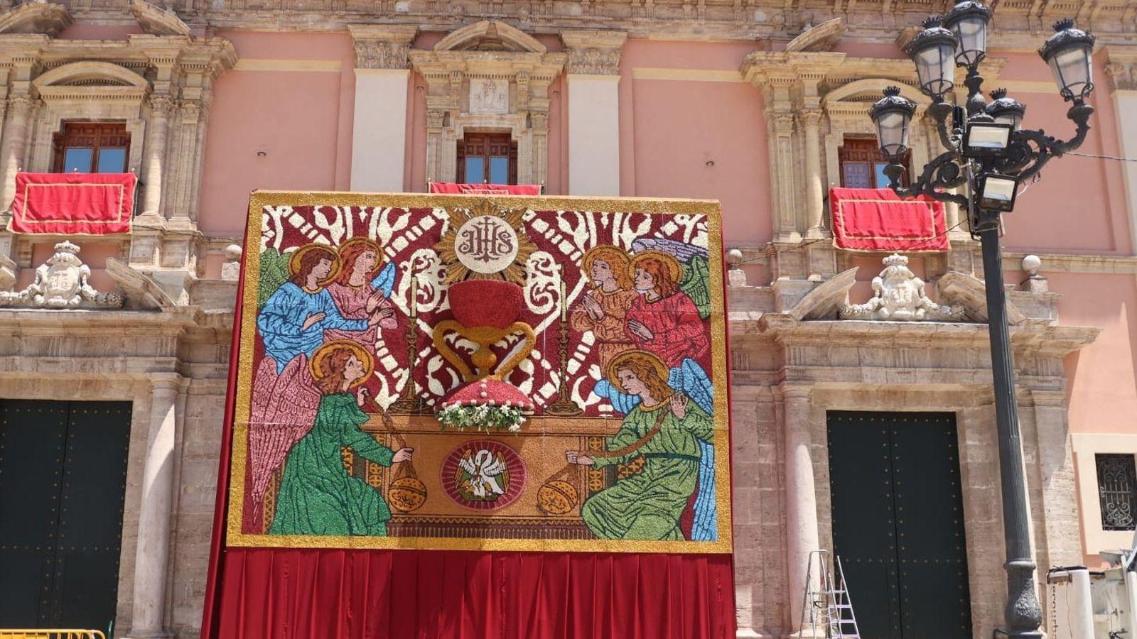 Tapís floral, enguany dedicat al Sant Calze de la catedral, que s'ha confeccionat amb més de 150 quilos de flors durant quasi un mes