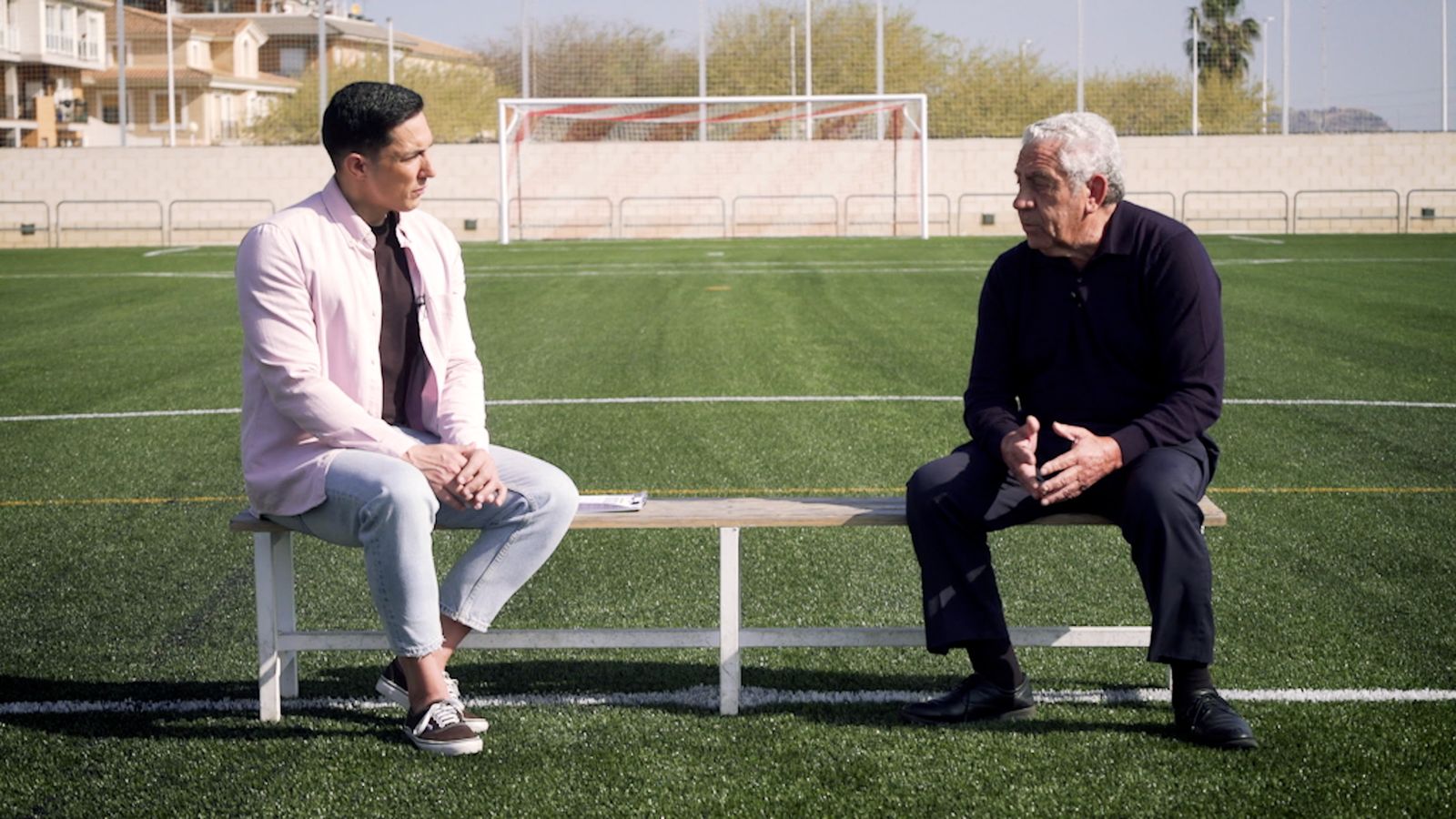 El programa entrevista les persones que tenen les claus per entendre la situació de l'equip valencianista