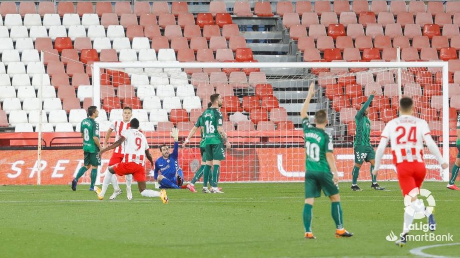 Els jugadors del Castelló reclamen fora de joc en el primer gol de l'Almeria