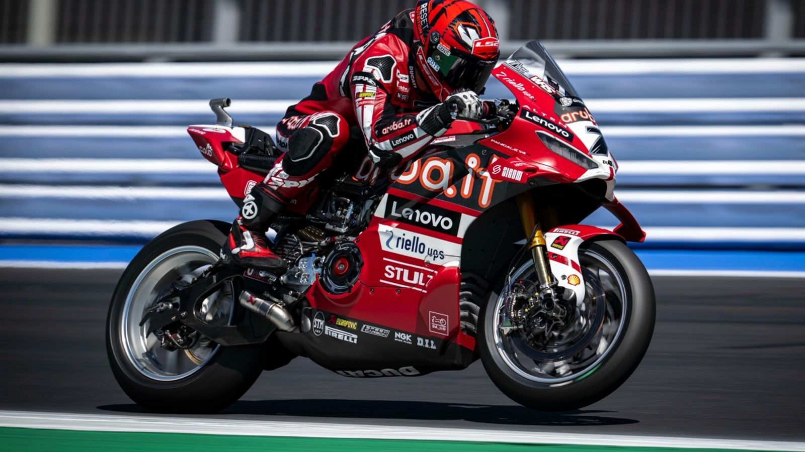 Iker Lecuona, en la seua moto de la marca