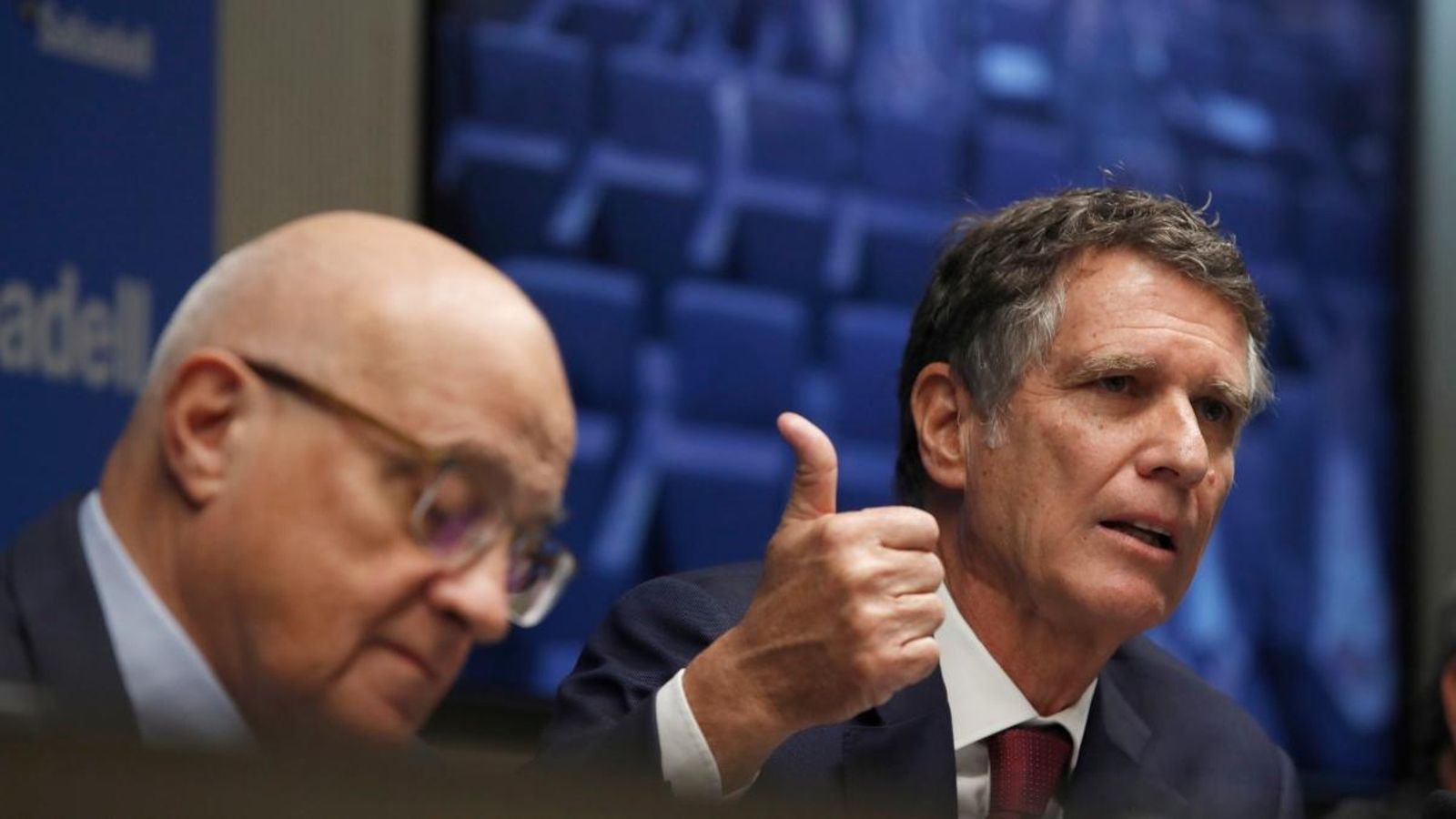 El president del Banc Sabadell, Josep Oliu, i el conseller delegat, Jaime Guardiola, durant la presentació de resultats a Madrid, aquest divendres