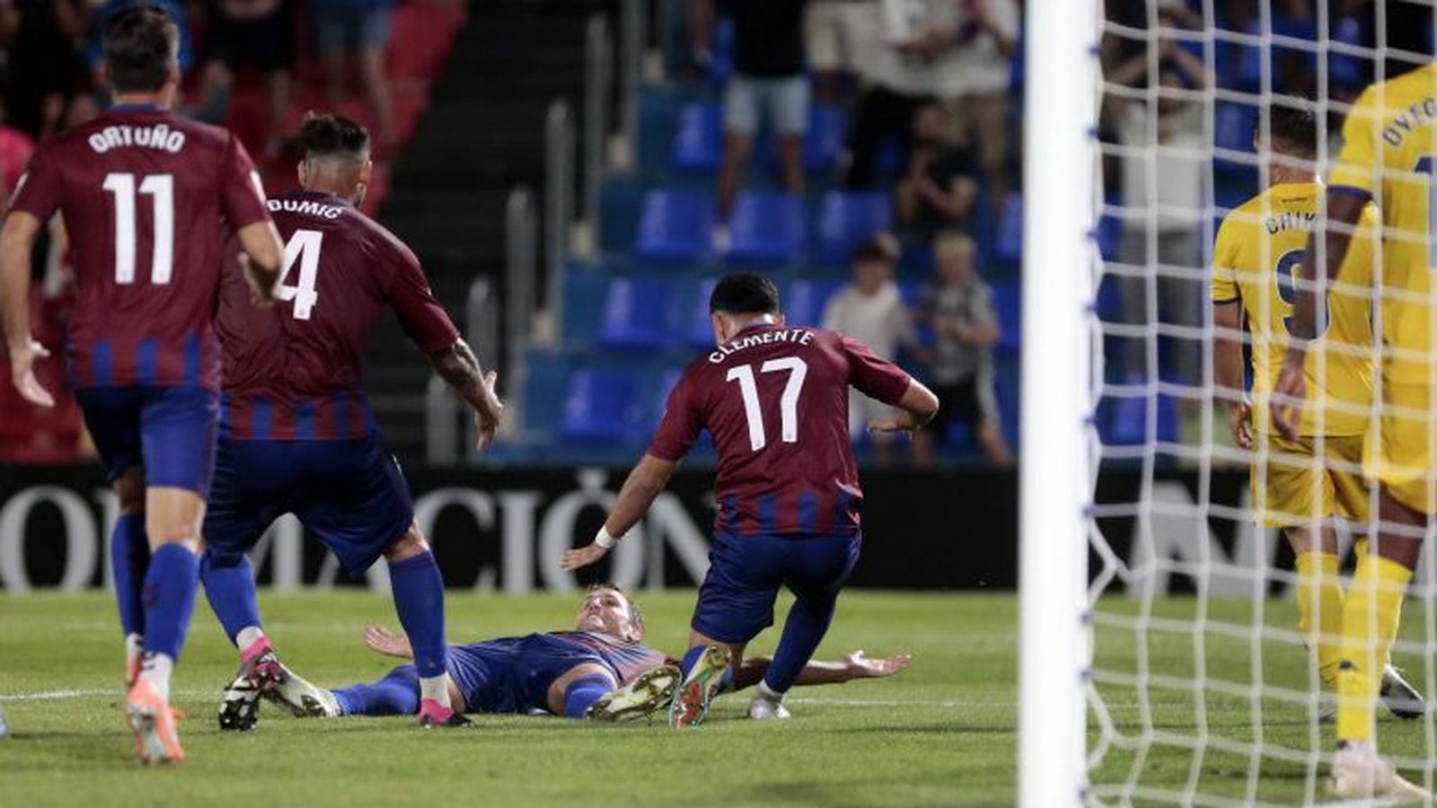 Els jugadors de l'Eldenc celebren el gol de Carlos Hernández