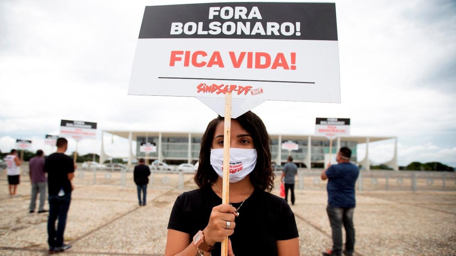 Funcionaris públics federals protesten contra el president del Brasil, Jair Bolsonaro, a Brasília