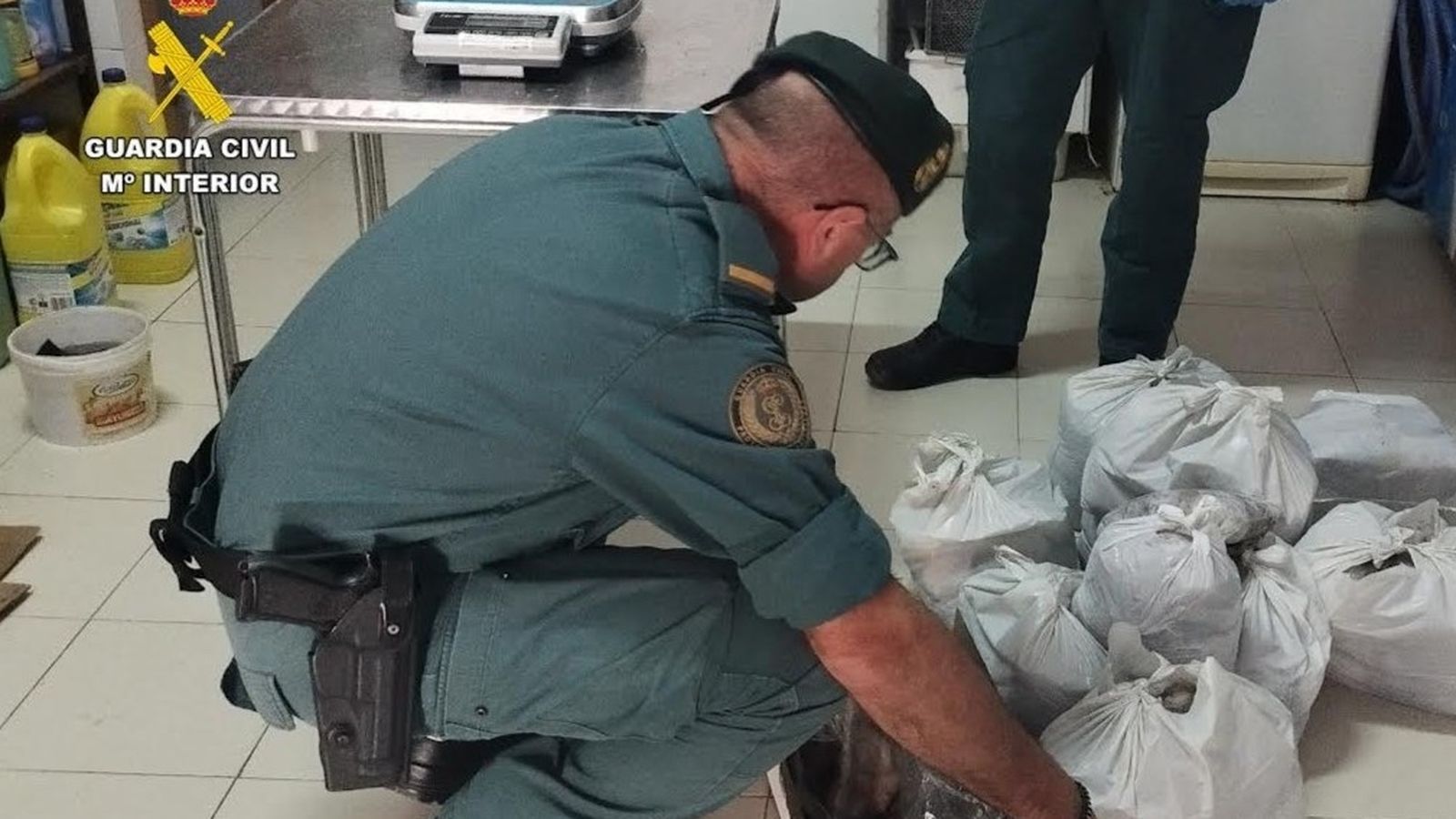 Un dels agents amb bosses del material requisat
