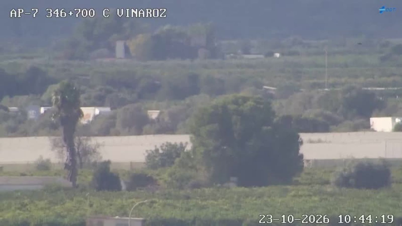 Vista de la cua de camions provocada per l'accident a l'AP-7