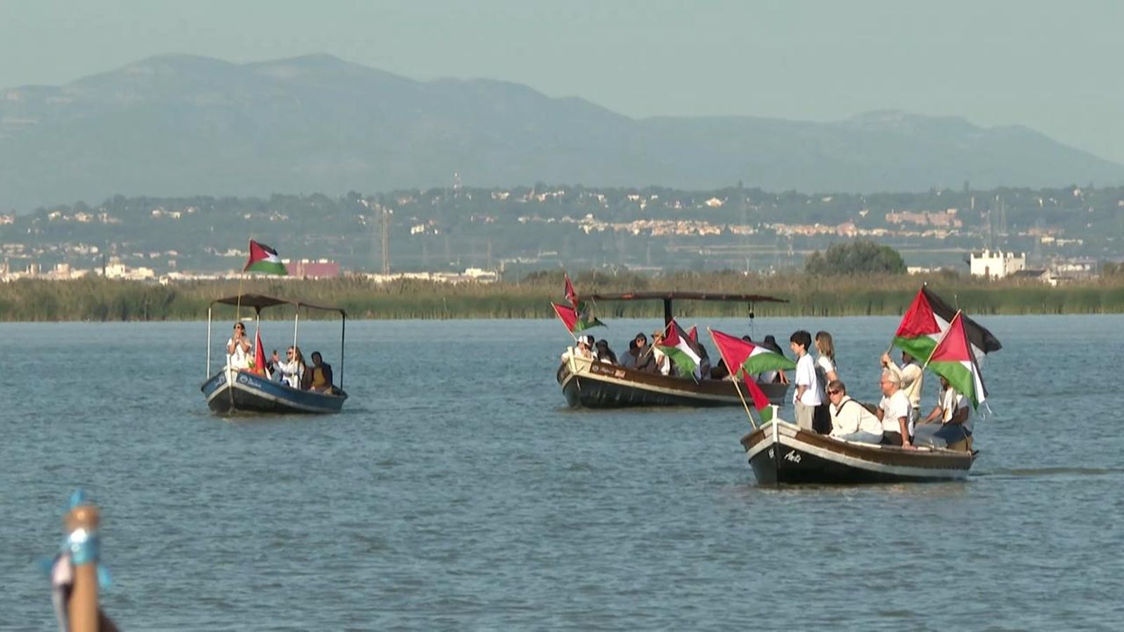 200 persones han travessat hui l’Albufera en barca per a solidaritzar-se amb Palestina