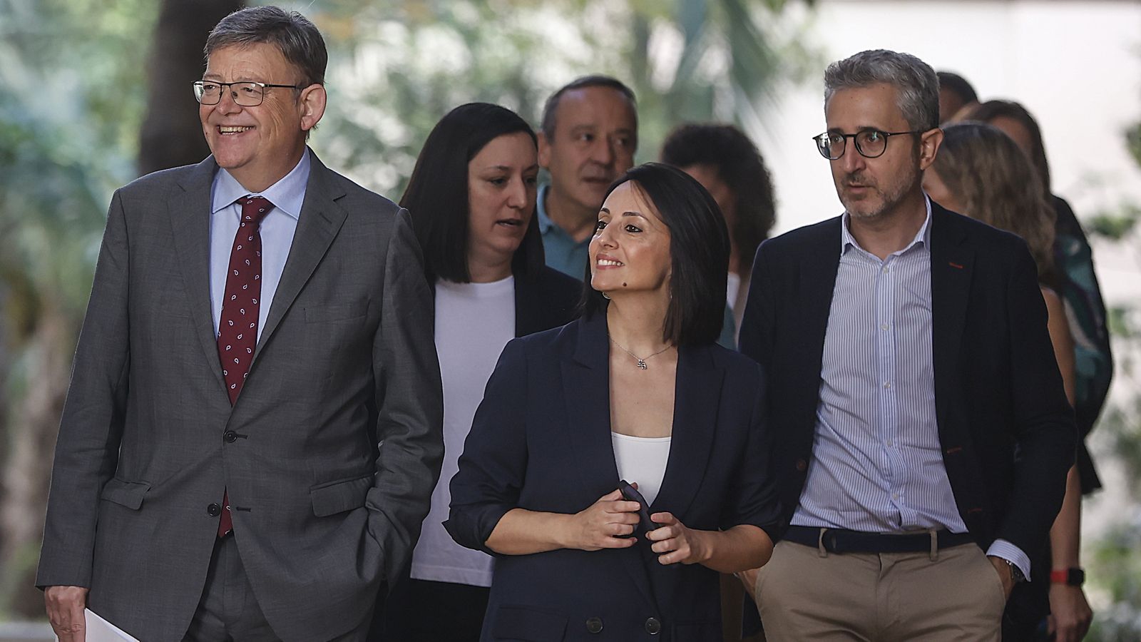 El secretari general del PSPV, Ximo Puig, acompanyat amb els nous secretaris d'Estat Rebeca Torró i Arcadi España