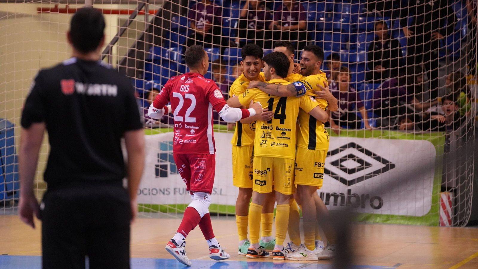 Els jugadors peniscolans celebren un dels gols a Palma