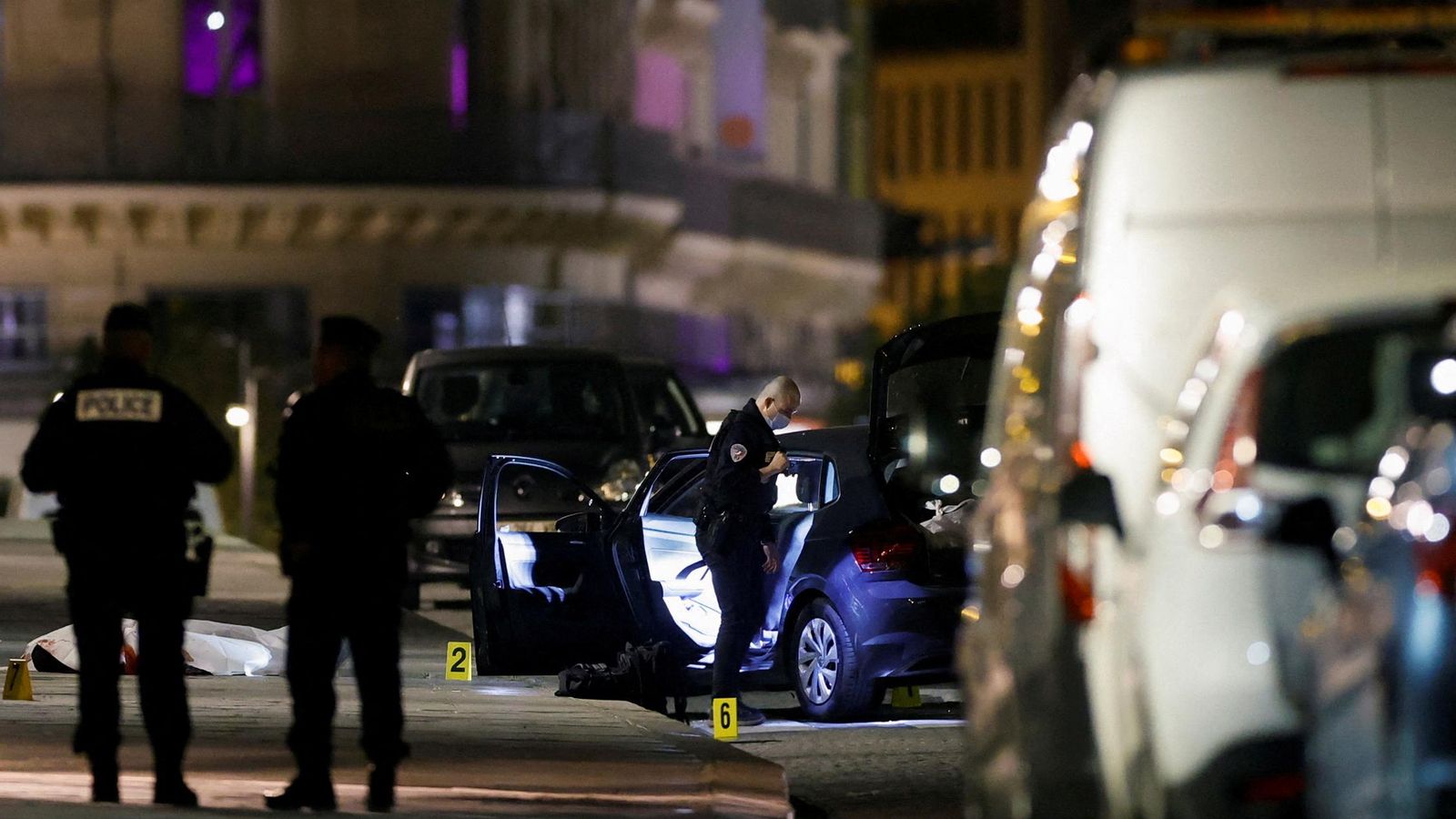 Els forenses inspeccionen l'escena del tiroteig en el Pont Neuf a París