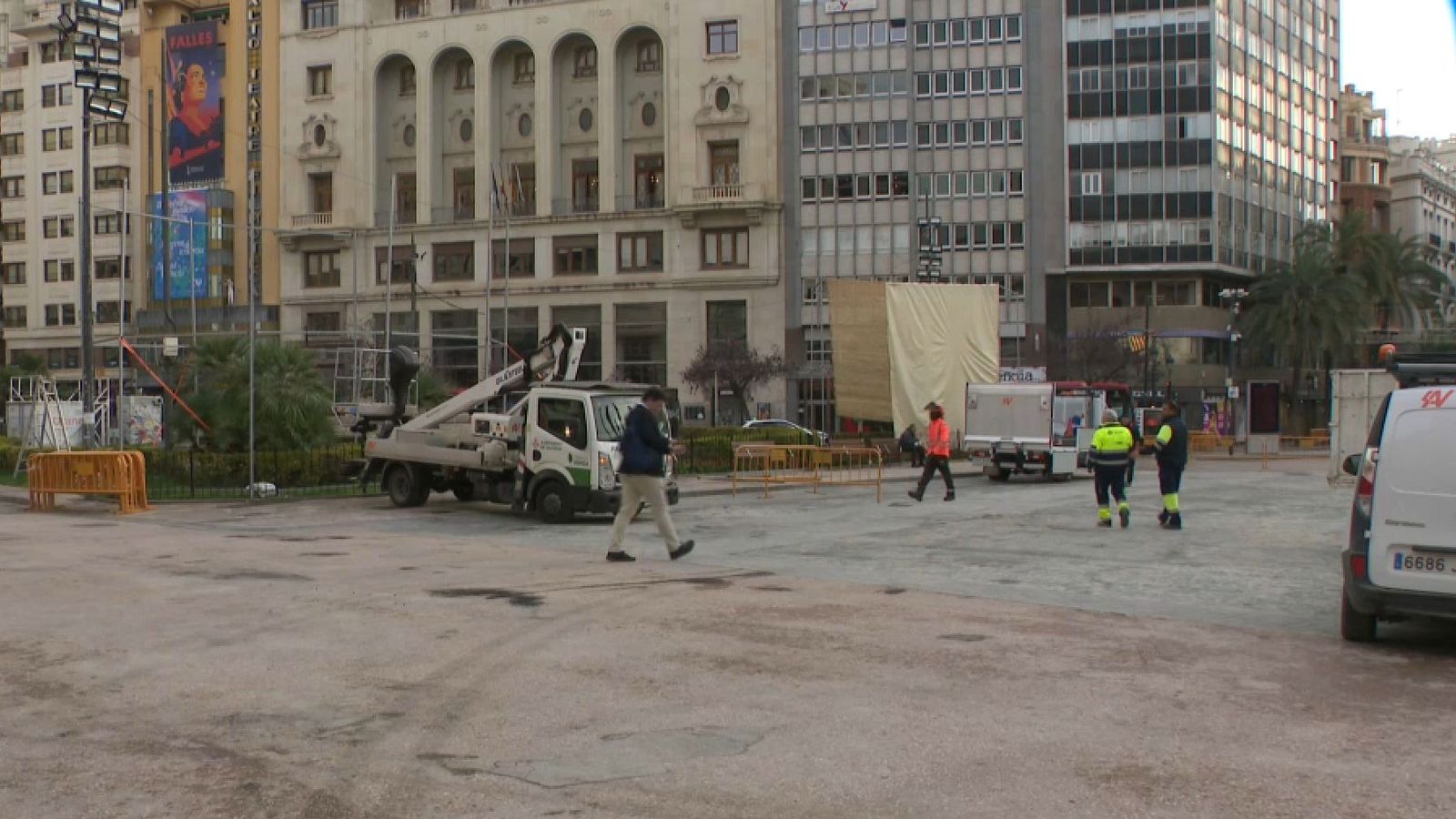 L'espai que ocupava la falla municipal, en la plaça de l'Ajuntament de València, completament net a primera hora d'este divendres