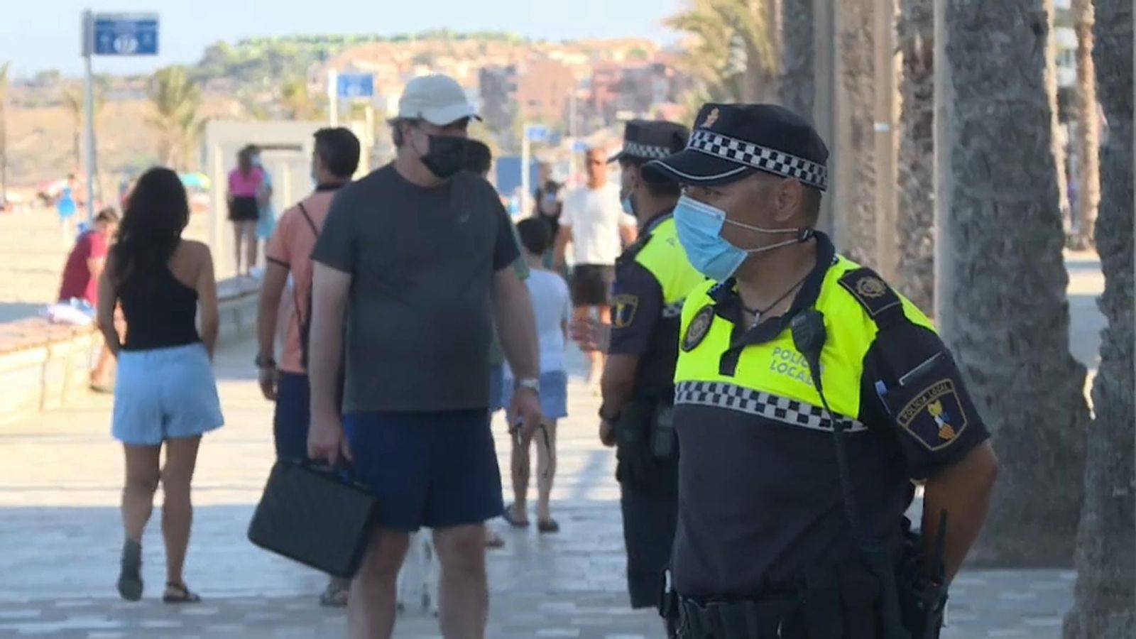 Un policia local a la platja de Sant Joan