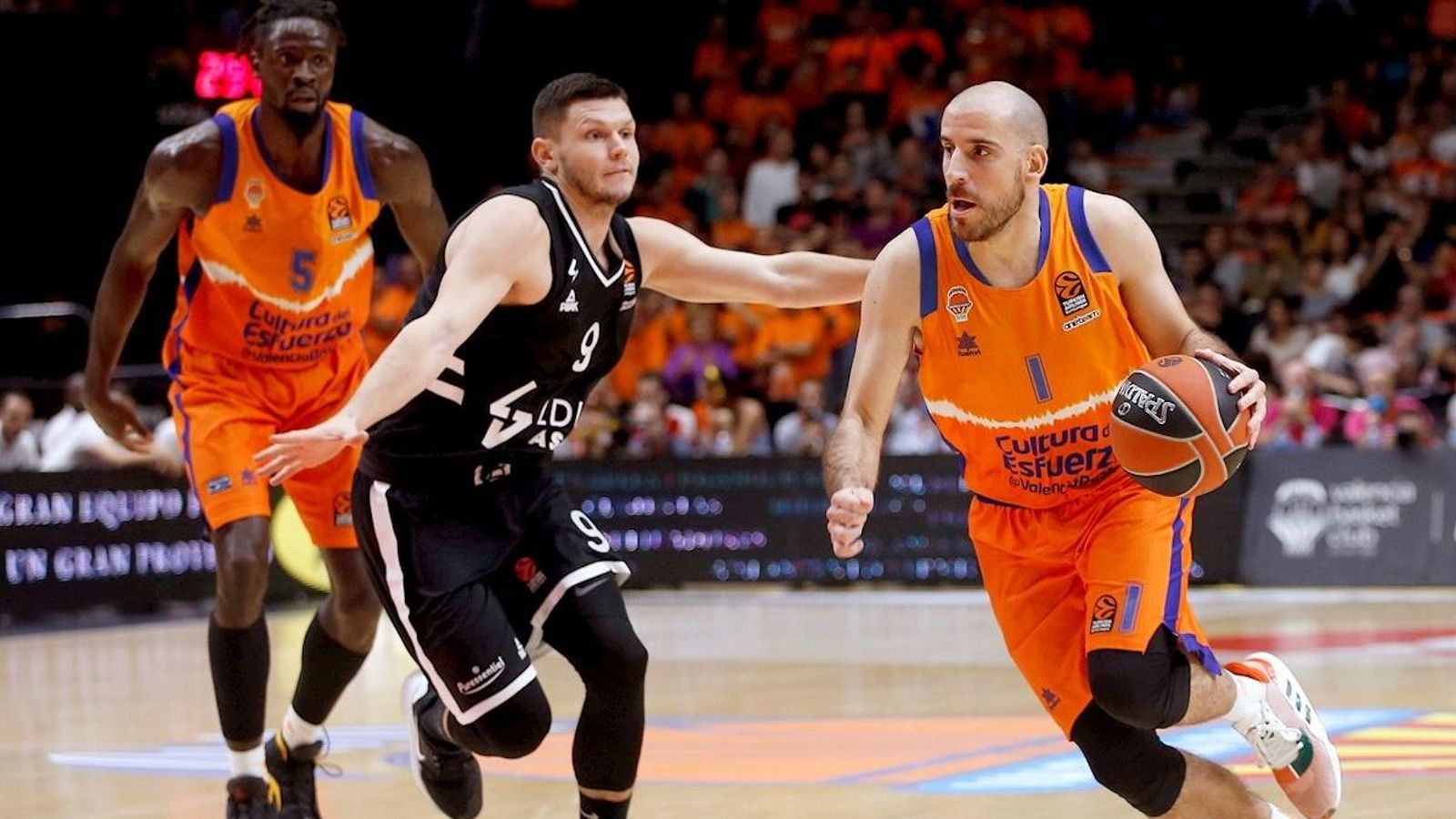 Quino Colom supera un rival