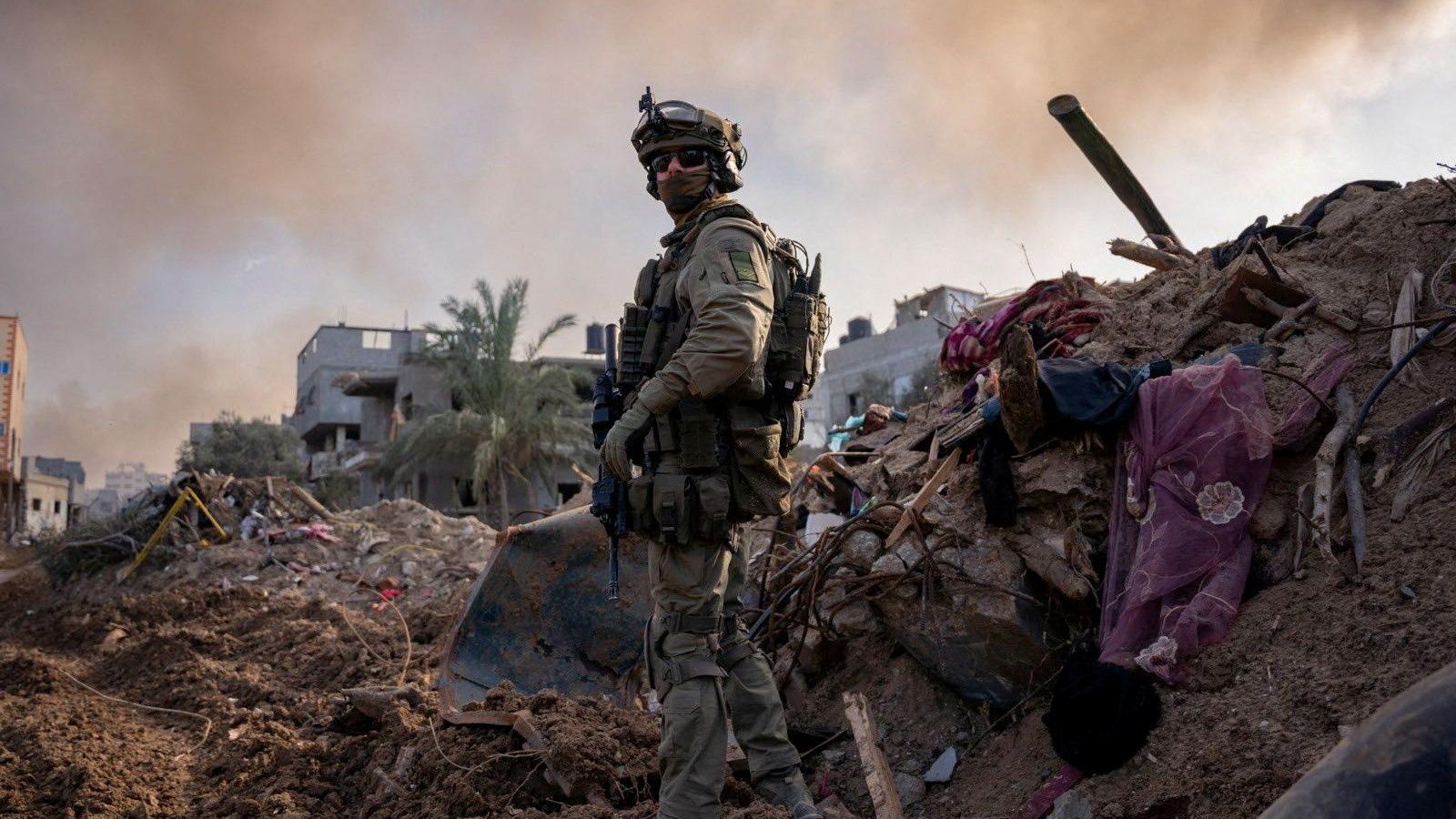 Un soldat israelià en un carrer de la Franja de Gaza enmig del conflicte en curs entre Israel i Hamàs