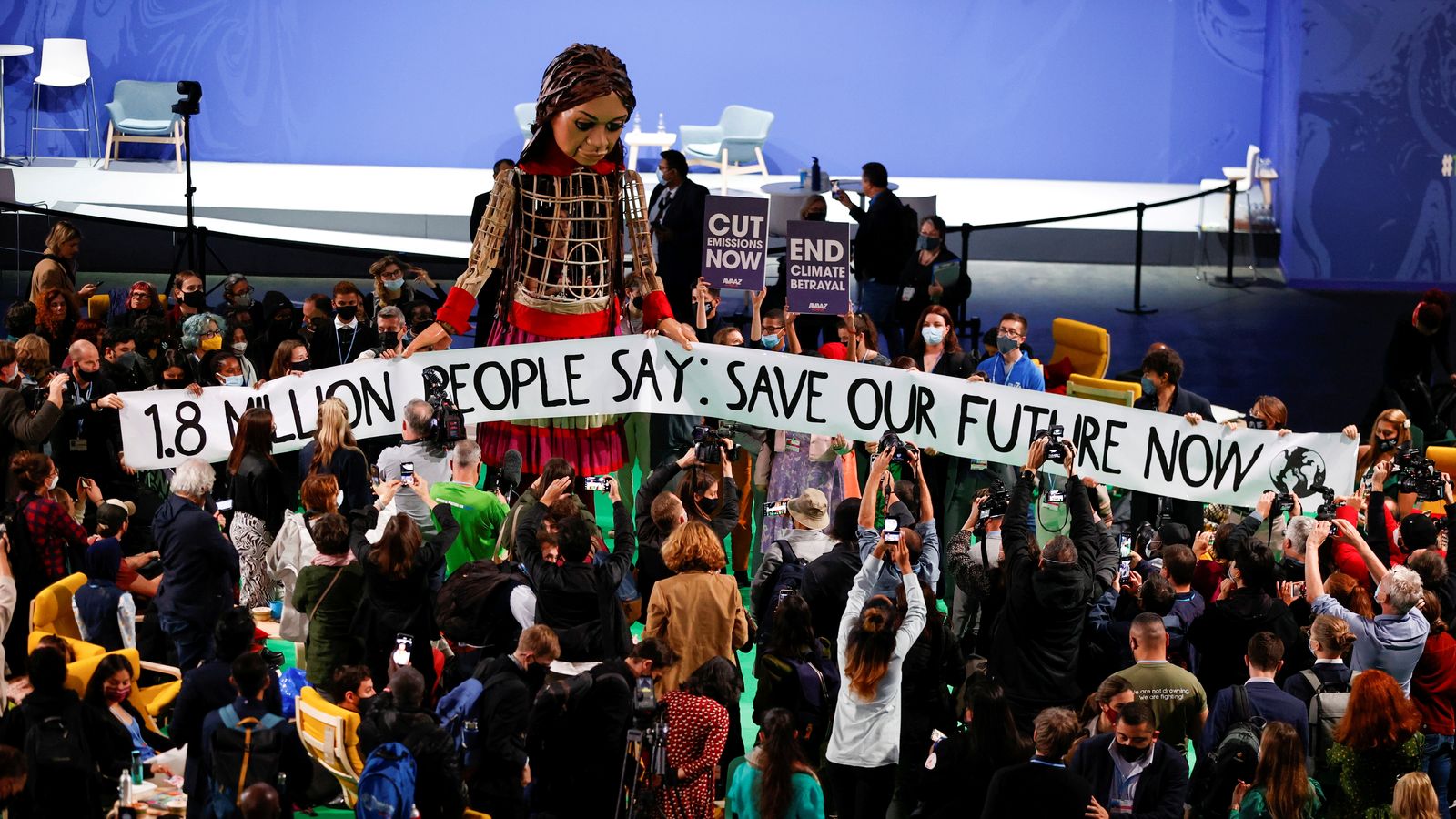 La titella 'Little Amal', que representa una xiqueta refugiada siriana, envoltada per desenes de persones en la Cimera COP26 de Glasgow