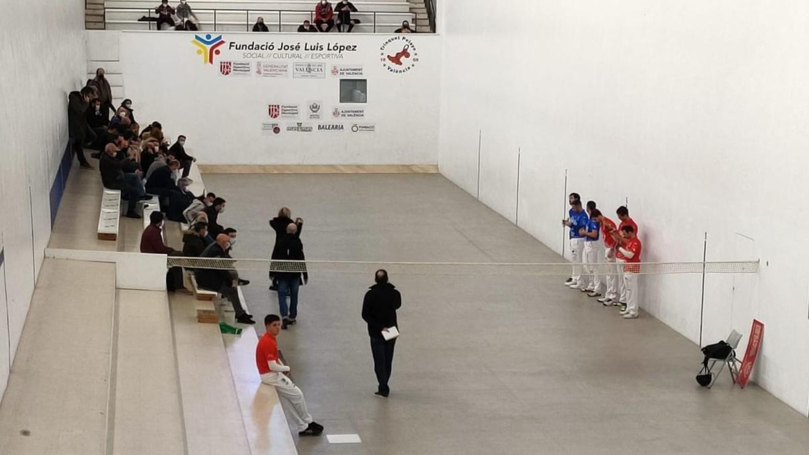 150 persones accedeixen al trinquet de Pelai a vore la semifinal del Torneig Mestres