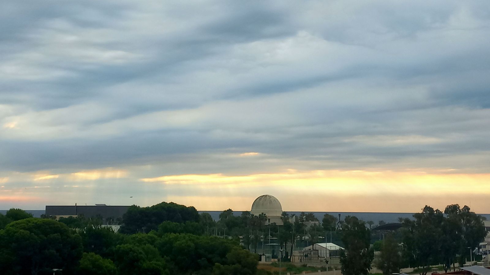 El cel del Grau de Castelló de la Plana, cobert este dimarts a la vesprada, augurava les tempestes a la Plana