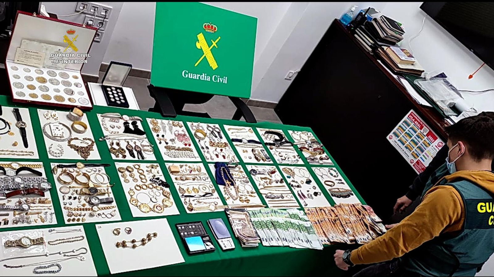 Alguns dels objectes de valor que han recuperat els agents i que es mostren fins a divendres en la comandància de Castelló perquè puguen recuperar-los els seus propietaris