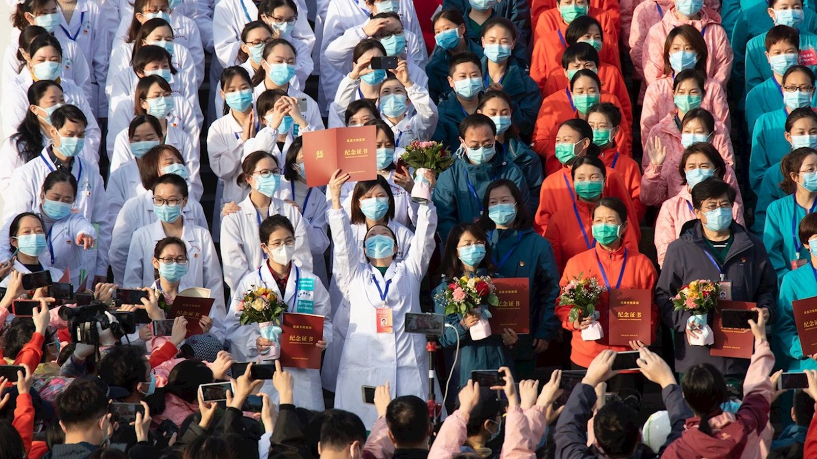 L'equip mèdic d'un hospital a Wuhan celebra que tots els pacients han rebut l'alta