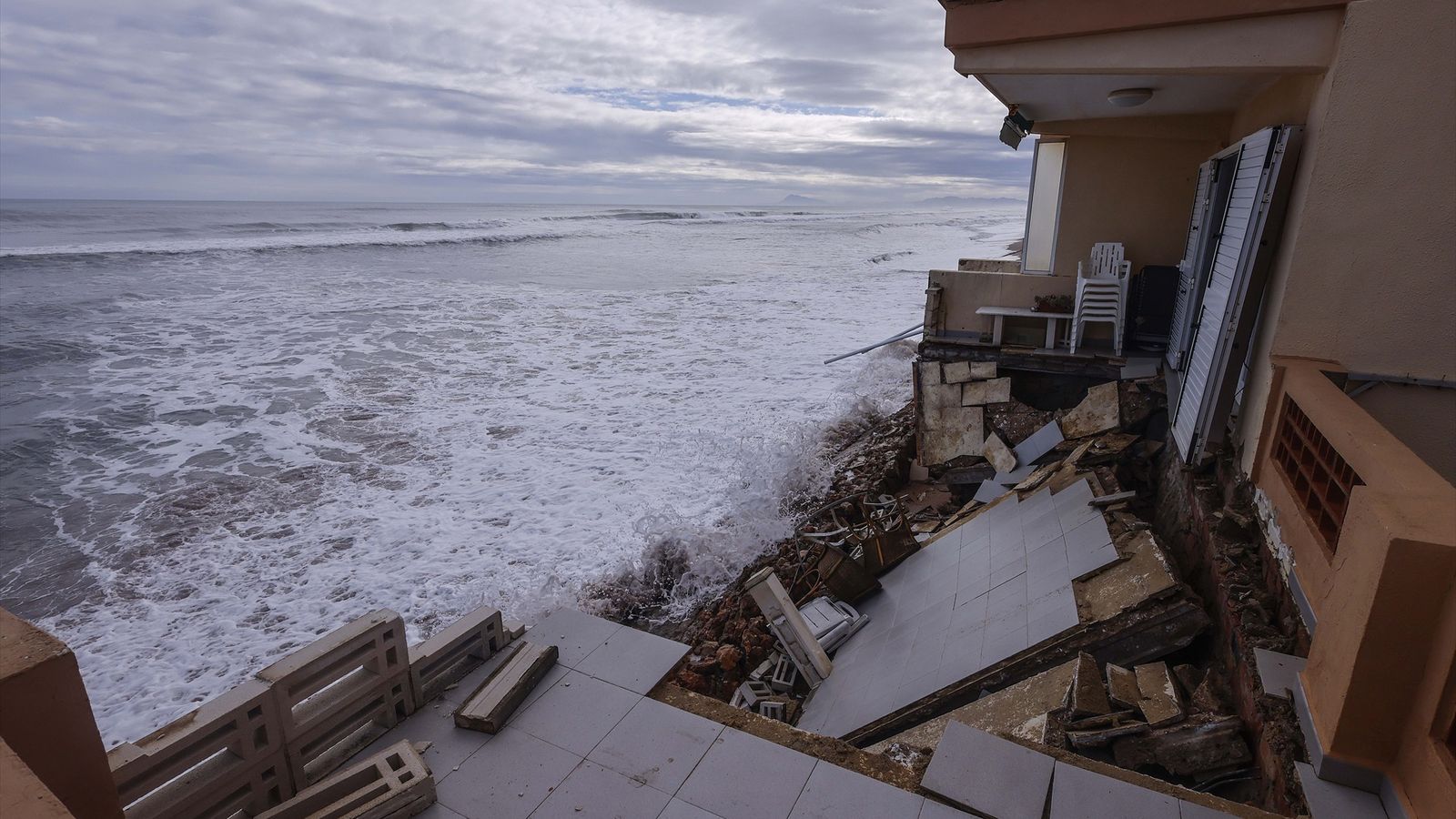 La borrasca Harry va ensorrar un balcó a Tavernes de la Valldingna