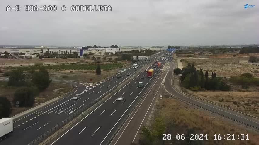 Estat del trànsit a l'A-3 en direcció València en el quilòmetre 334 a les 16:21 d'este divendres Estat del trànsit a l'A-3 en direcció València en el quilometre 334 a les 16_21 d'este divendres