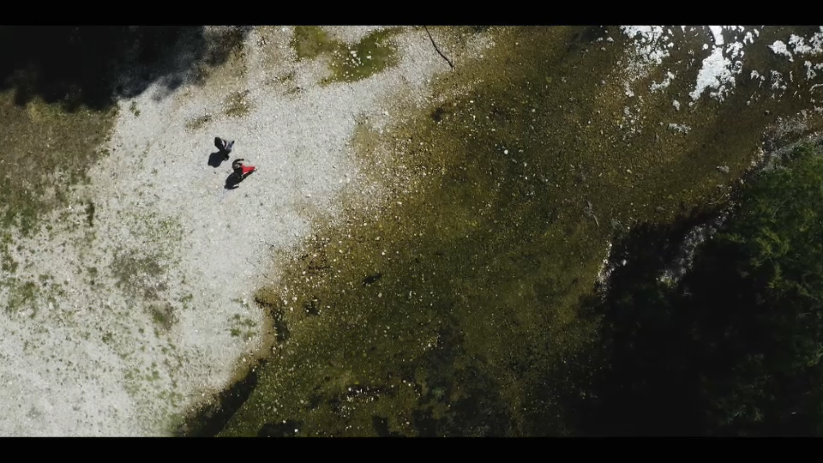 Samantha visita el barranc de l'Encantada de Beniarrés amb el seu millor amic