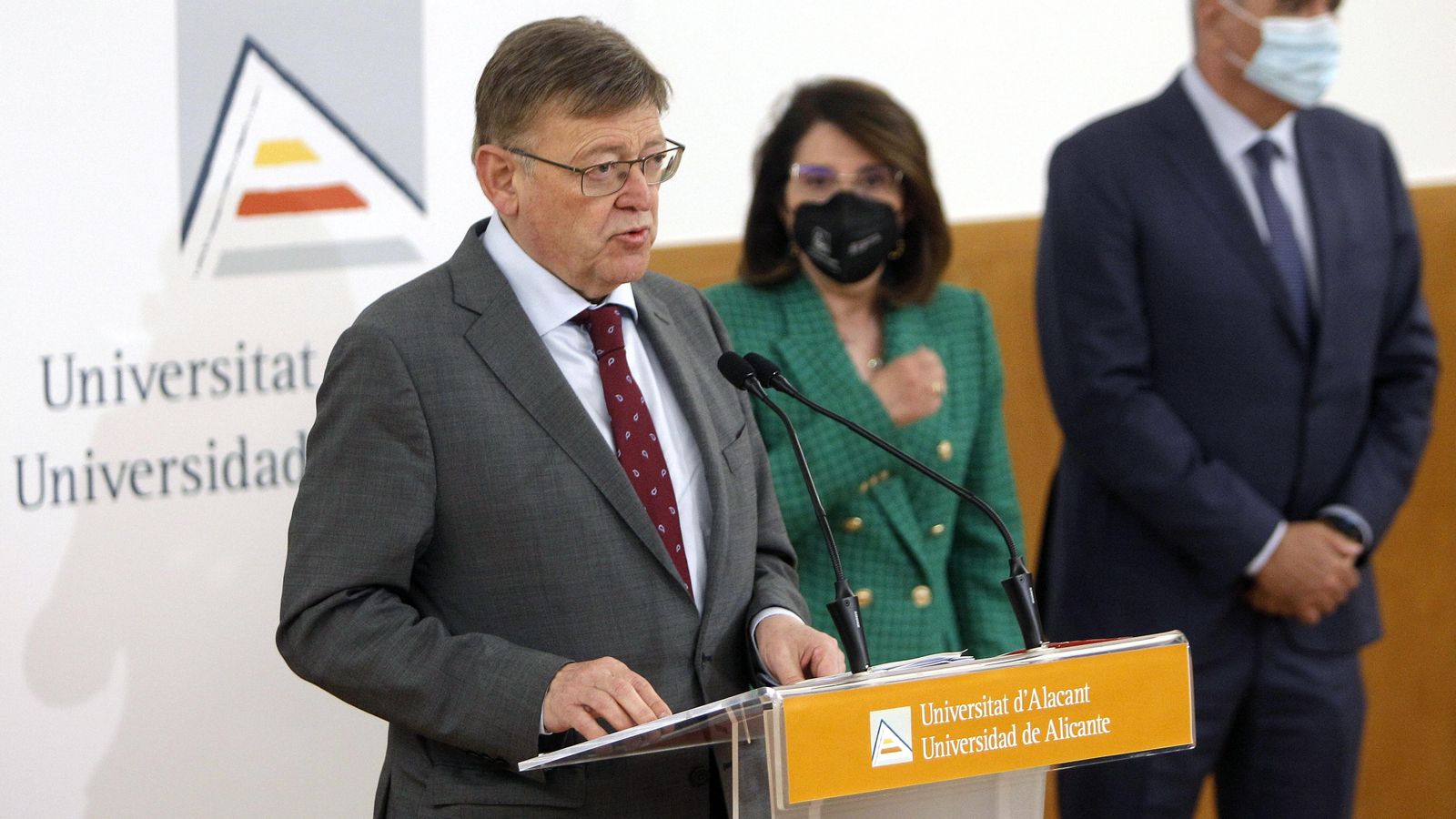 El President de la Generalitat Valenciana, Ximo Puig, la Rectora de la UA, Amparo Navarro, i el President del Consell Social, Adolfo Utor