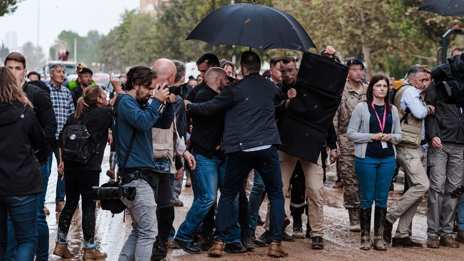 Sánchez, just abans de ser evacuat pels escortes a Paiporta