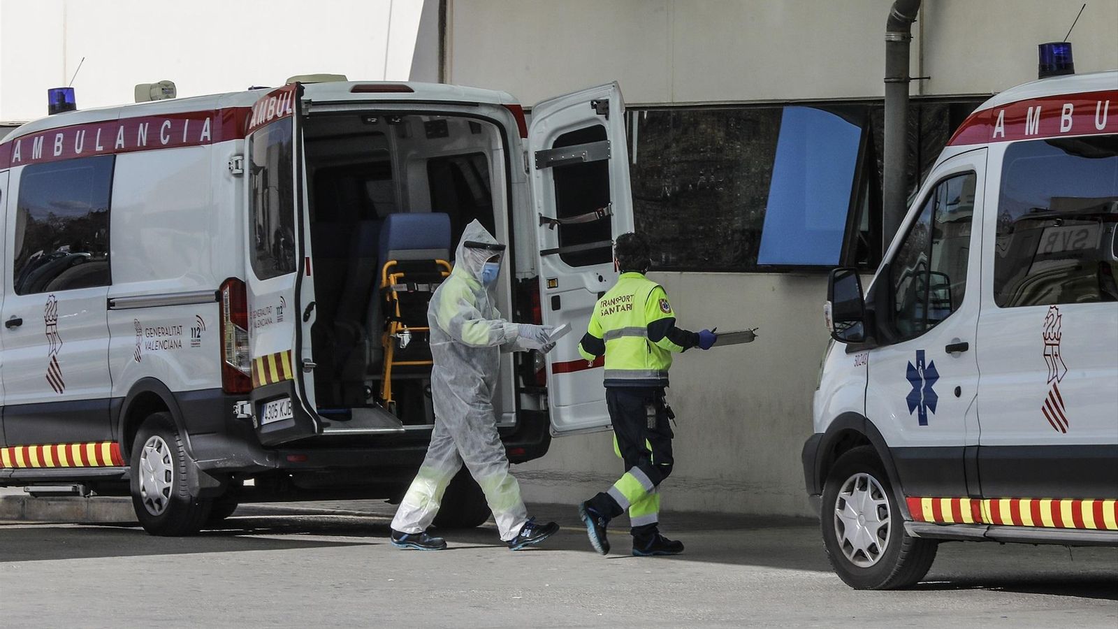 Una ambulància en l'accés de l'Hosipital La Fe de València en una imatge d'arxiu