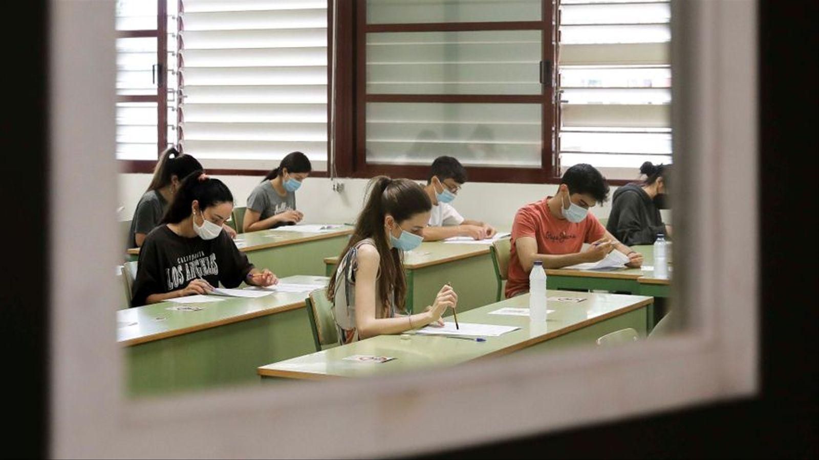 Imatge d'arxiu d'uns estudiants examinant-se de la PAU