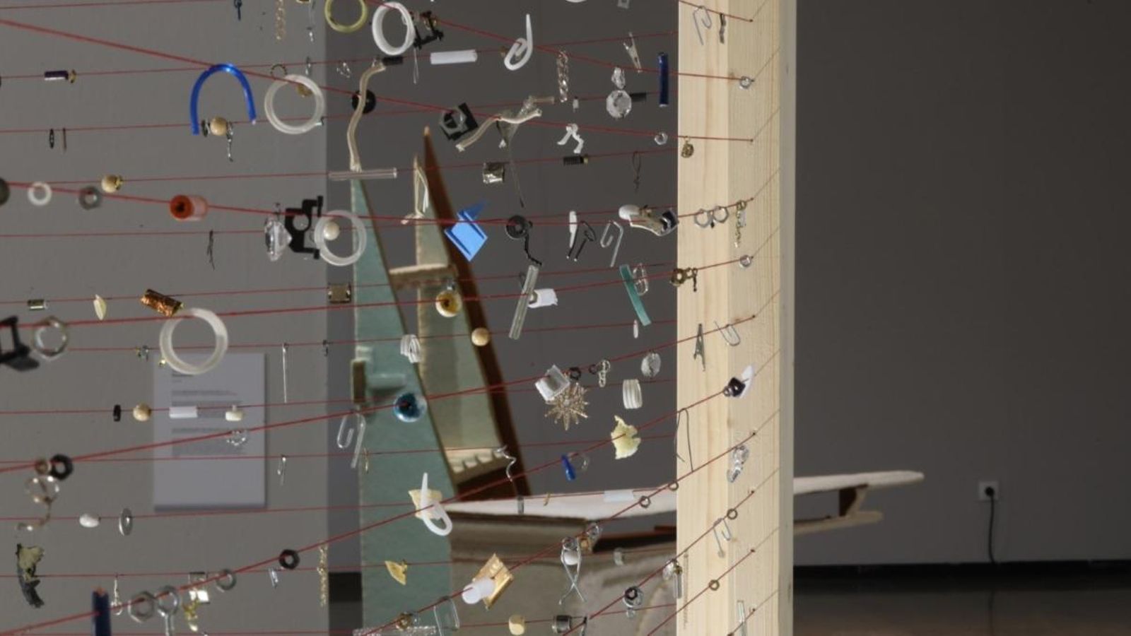 El projecte presenta una sèrie de creadors que treballen a partir d’objectes i materials trobats.