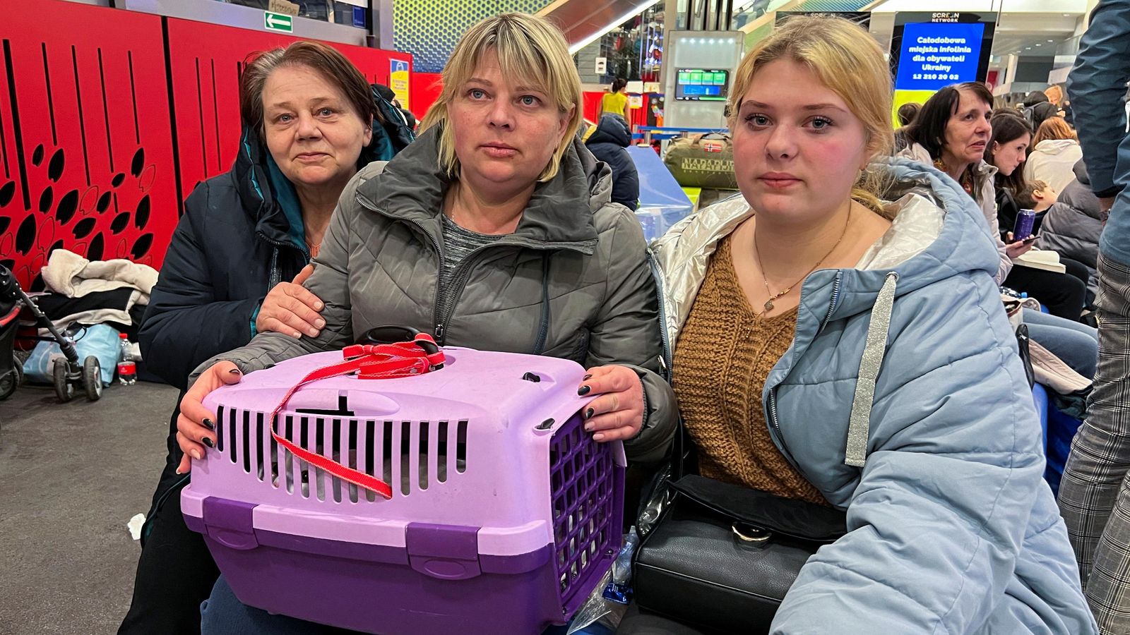 Una família de refugiades a l'estació de Cracòvia, a Polònia