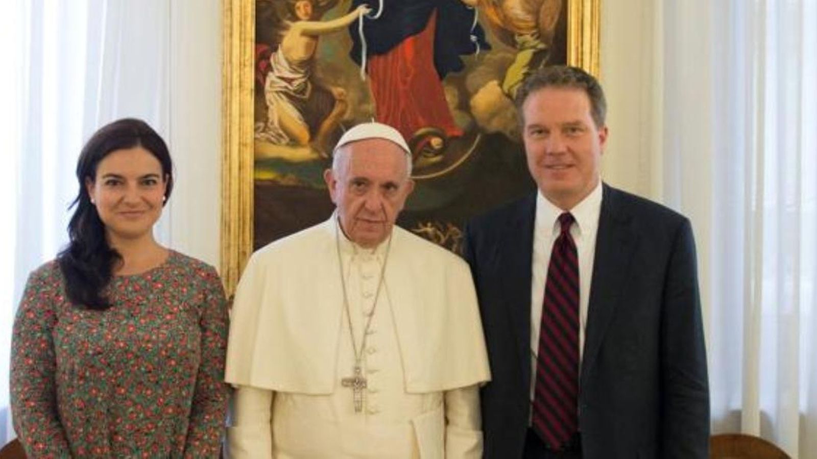 Paloma García Ovejero, el papa Francesc i Greg Burke, en una imatge d'arxiu
