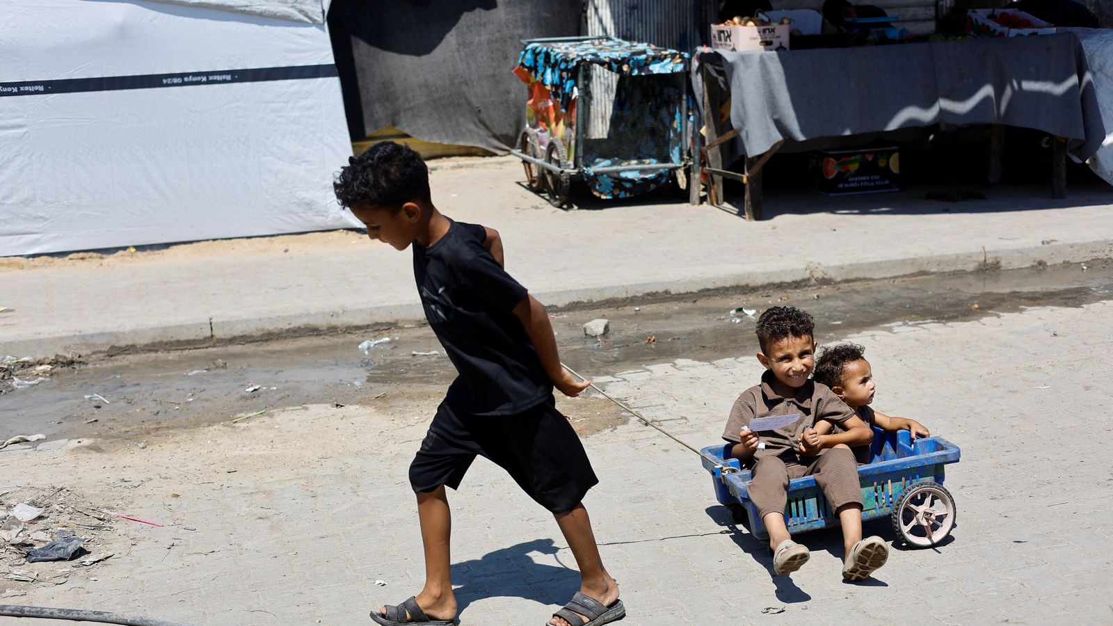 Uns xiquets palestins juguen en un carrer a la franja de Gaza