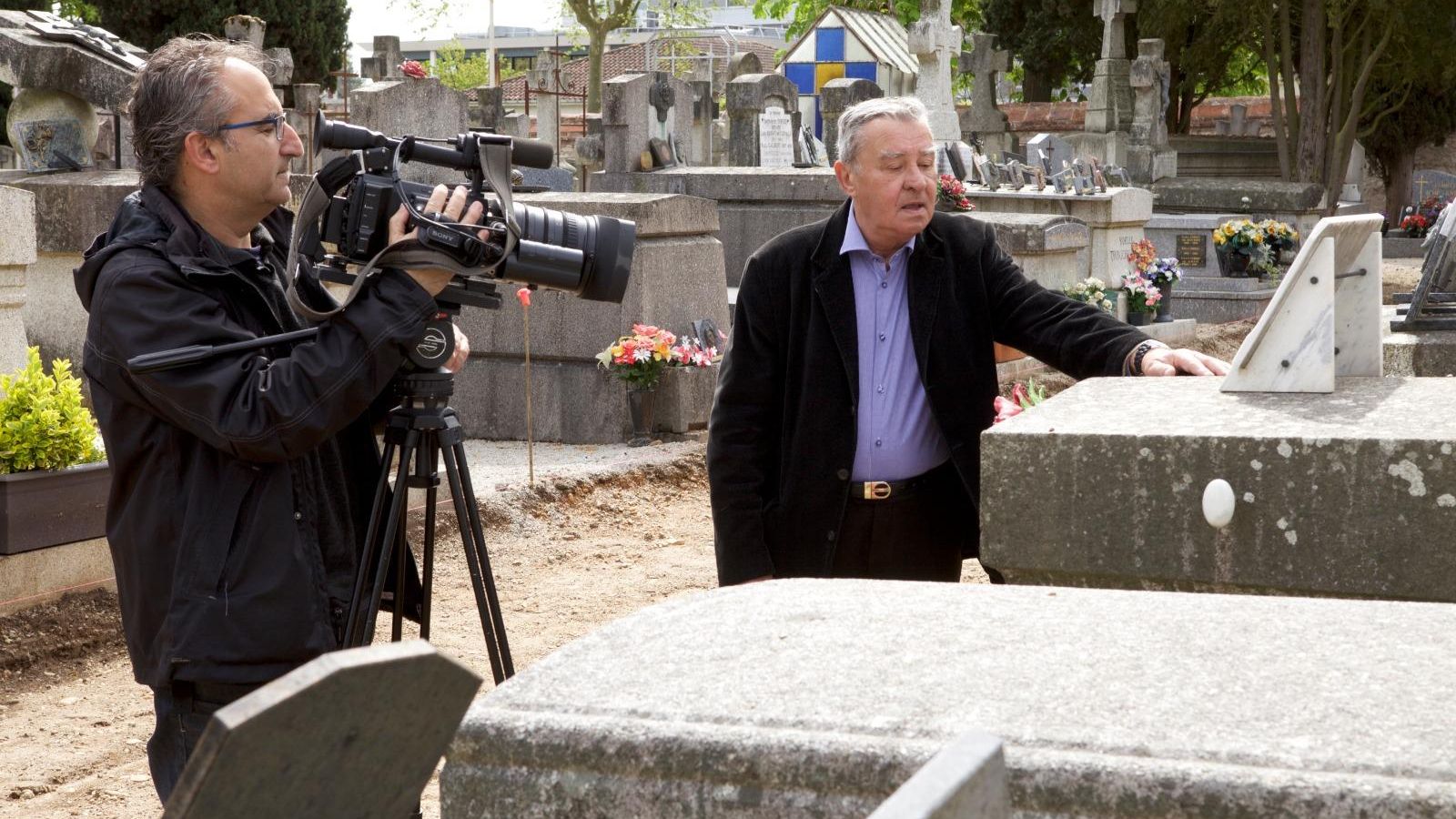 Gravació del documental en el cementeri d’Albi, a França, on està soterrat Rodolfo Llopis. En la fotografia, el fill, Fito, i el càmera, José Luis González