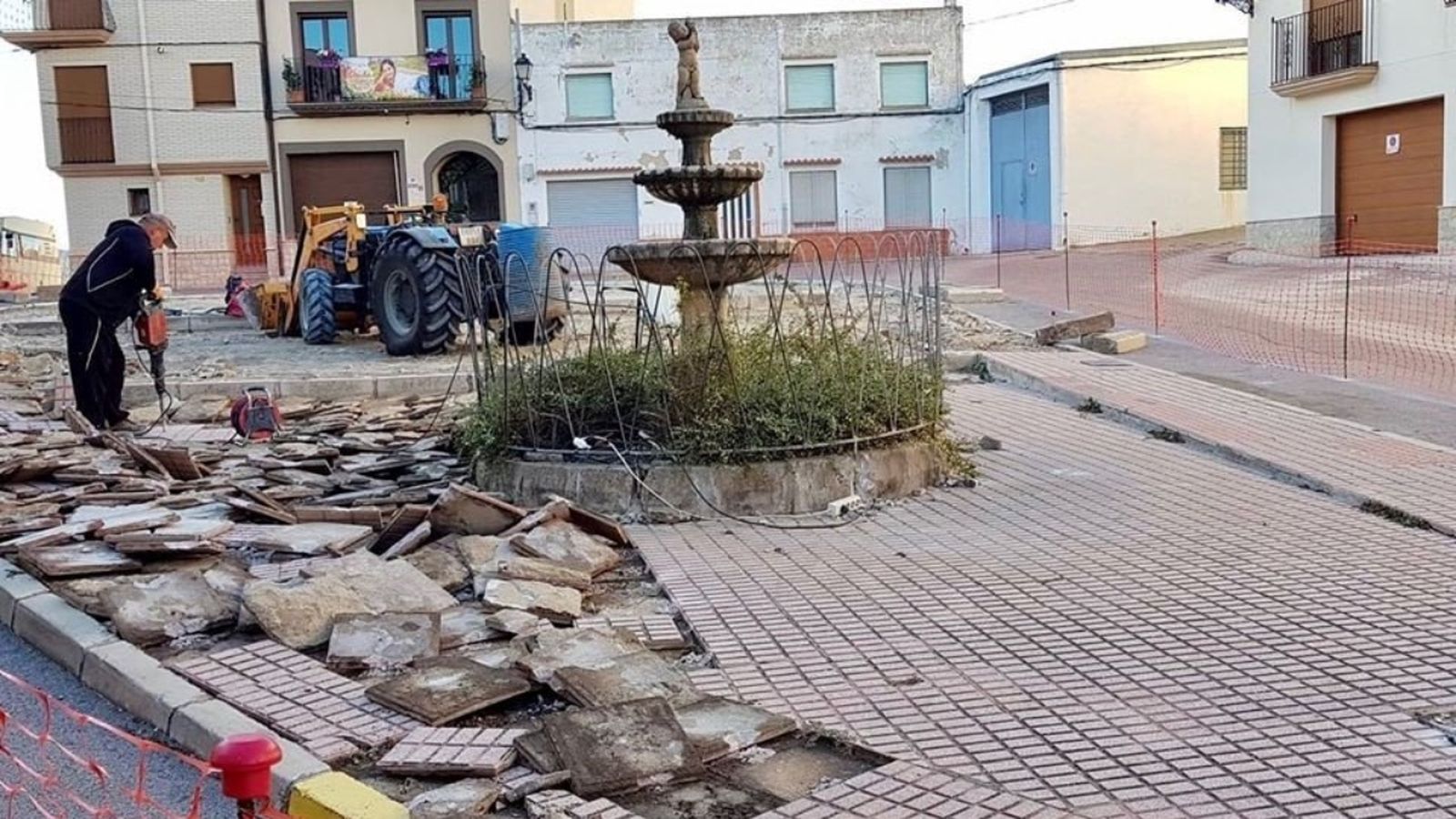 Obres de reurbanització de la plaça de les Fàbriques de Cervera del Maestrat