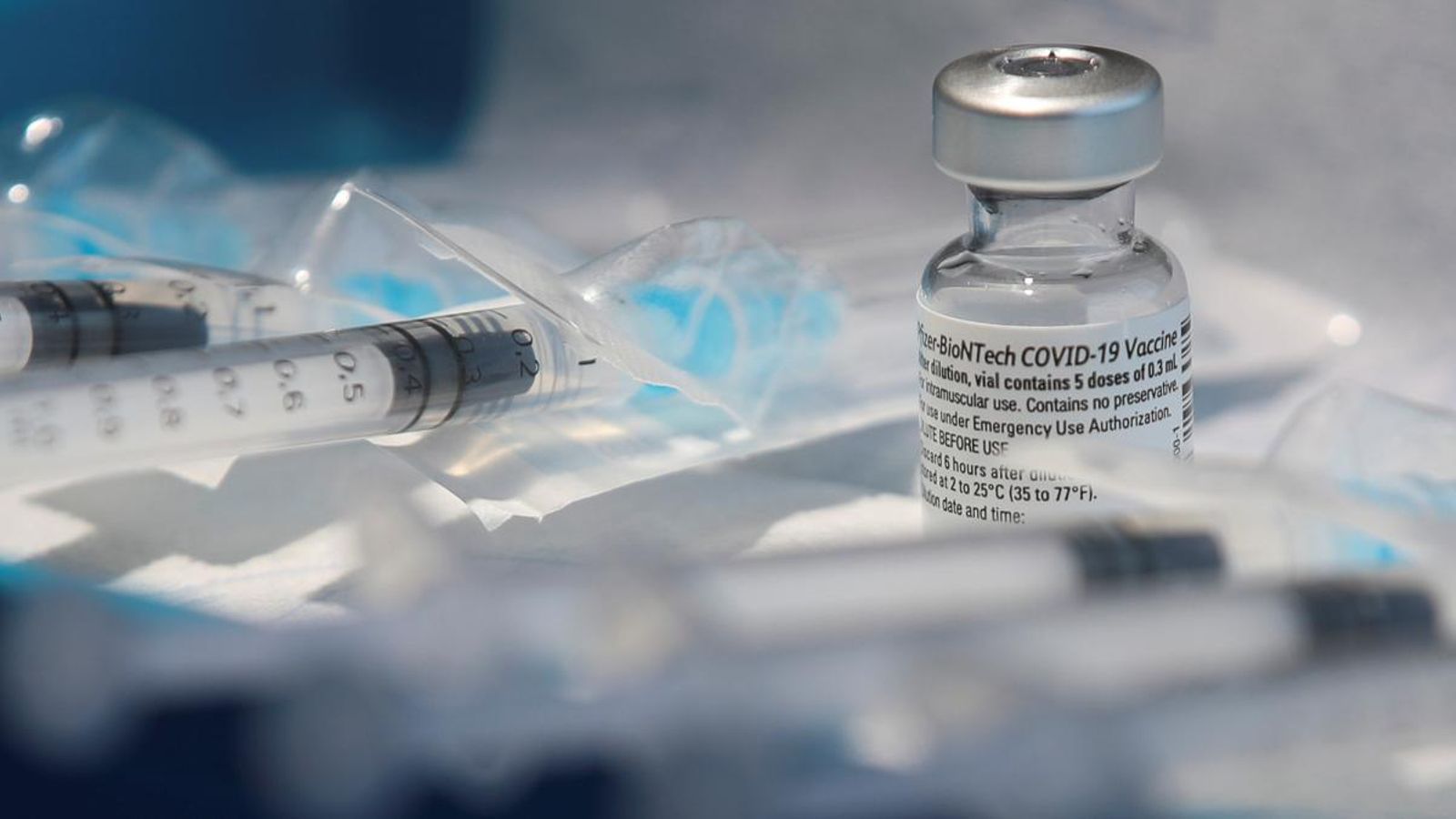 Vial de la vacuna de Pfizer i xeringues d'un mil·lilitre Vial de la vacuna de Pfizer i xeringues d'un mil·lilitre